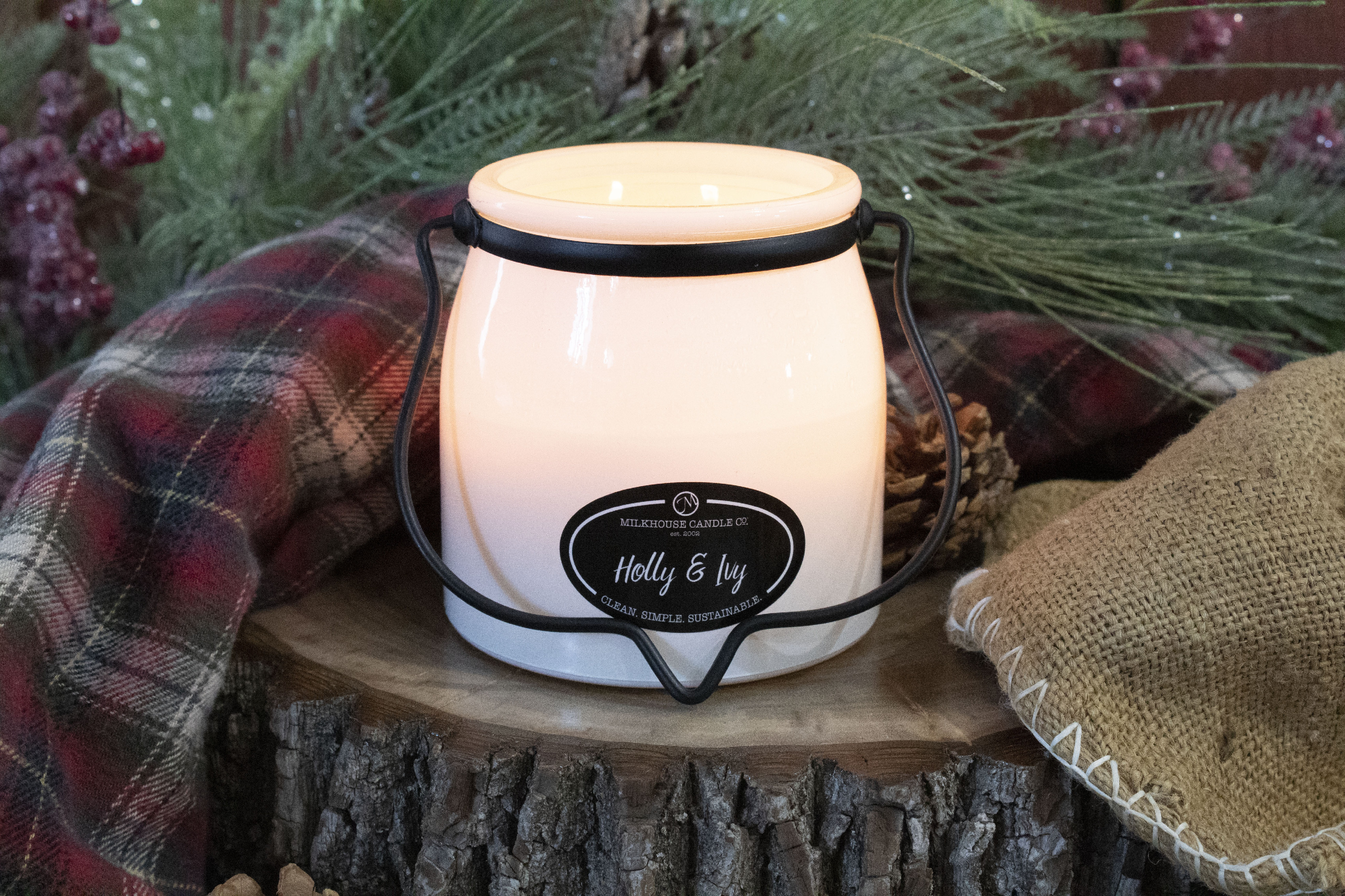 MILKHOUSE CANDLE Dišeča sveča Holly & Ivy BUTTER JAR 2 stenja (454 g)